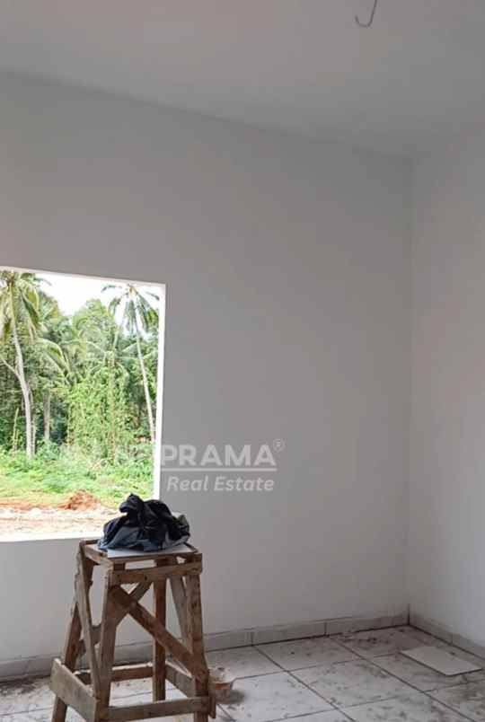 rumah rasa villa dengan tanah luas di serang ash