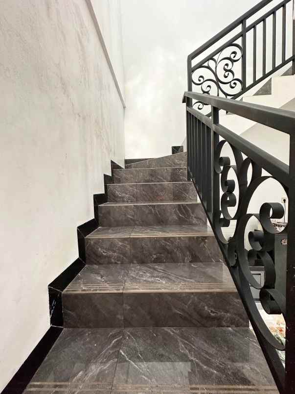 rumah secon 2 lantai di ceger cipayung jakarta timur