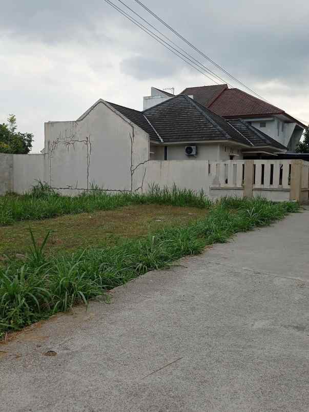 tanah pekarangan utara tugu elang stadion maguwoharjo