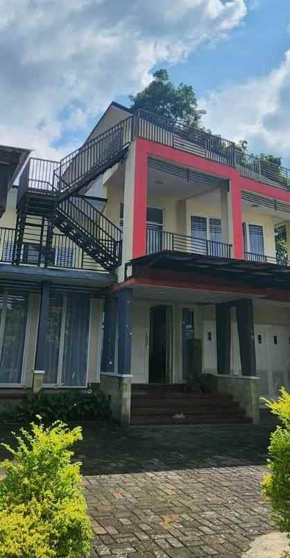 villa luas di samping istana cipanas