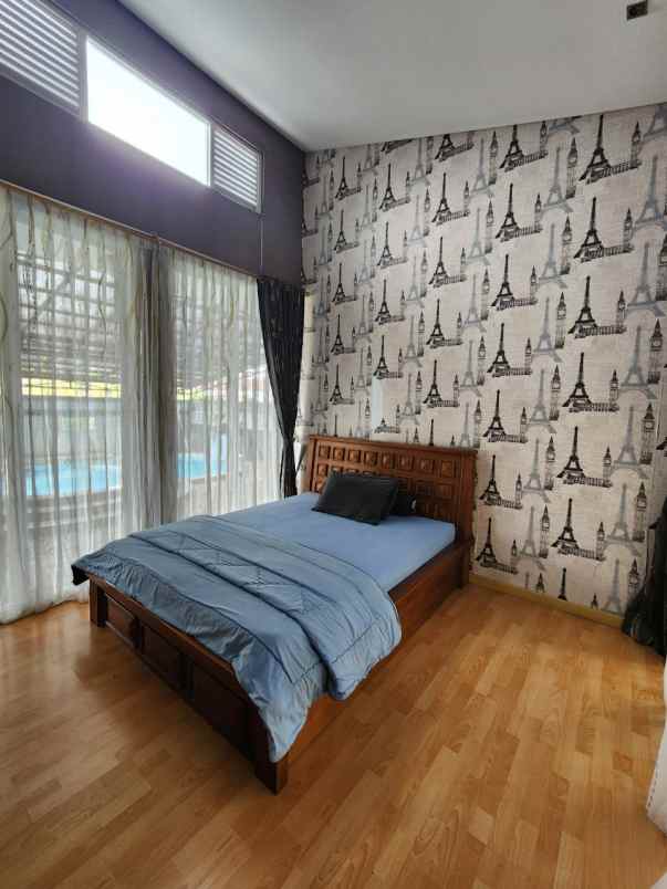 villa luas di samping istana cipanas