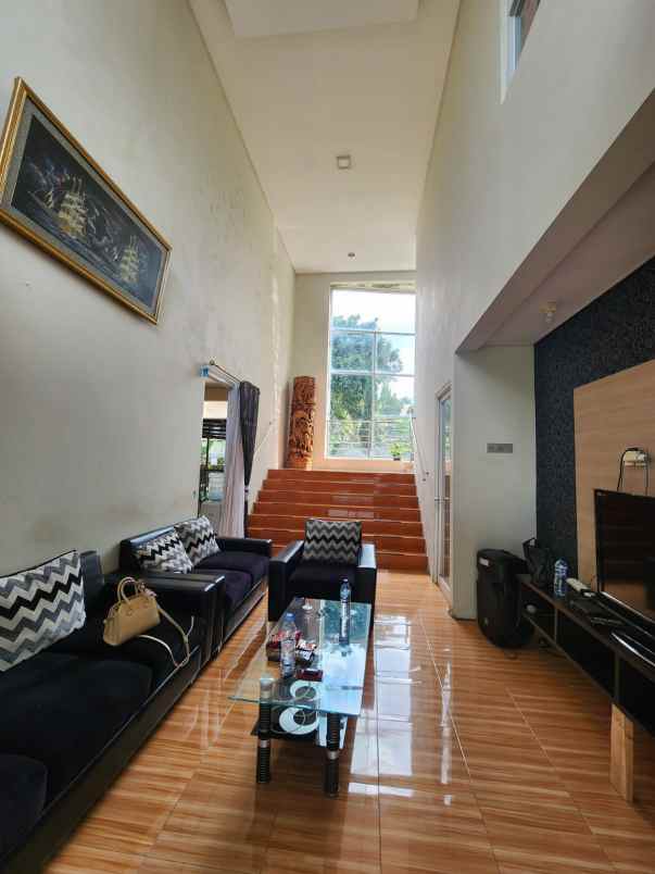 villa luas di samping istana cipanas