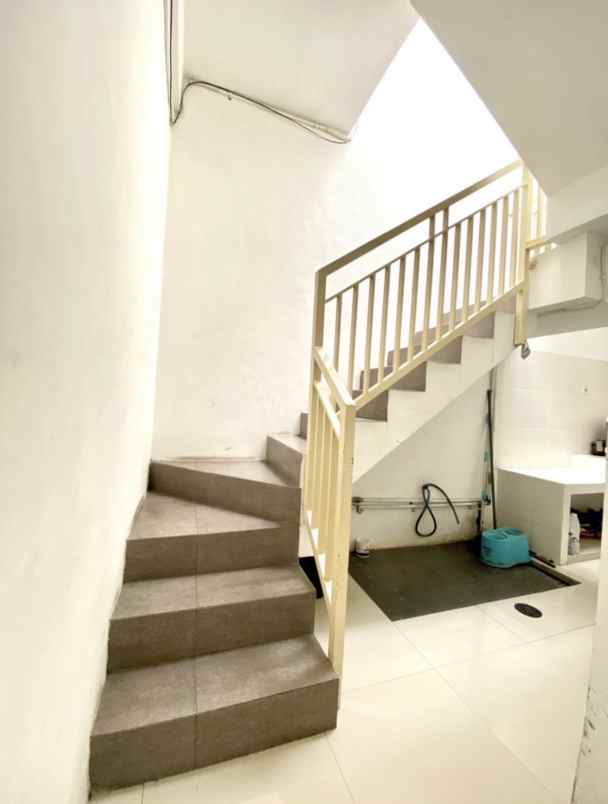 dijual kost jl siwalankerto timur