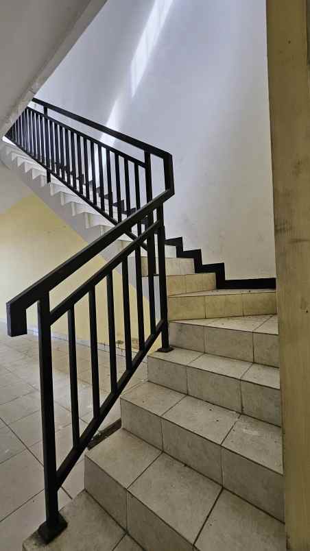 dijual ruko 2 lantai di waru