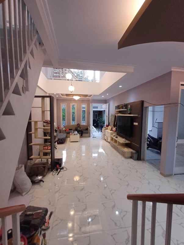 dijual rumah 2 lantai di pesona alam jagakarsa jaksel