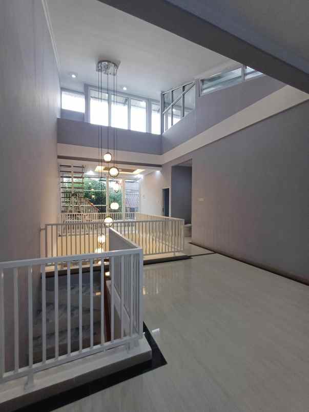 dijual rumah 2 lantai di pesona alam jagakarsa jaksel