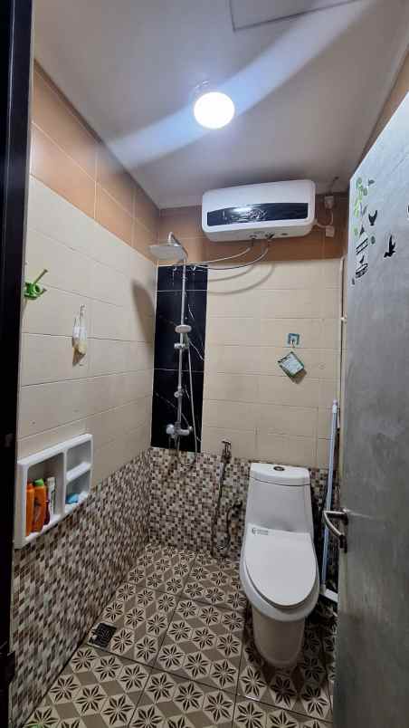 dijual rumah di cluster aralia harapan indah 2