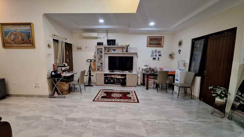 dijual rumah di cluster aralia harapan indah 2