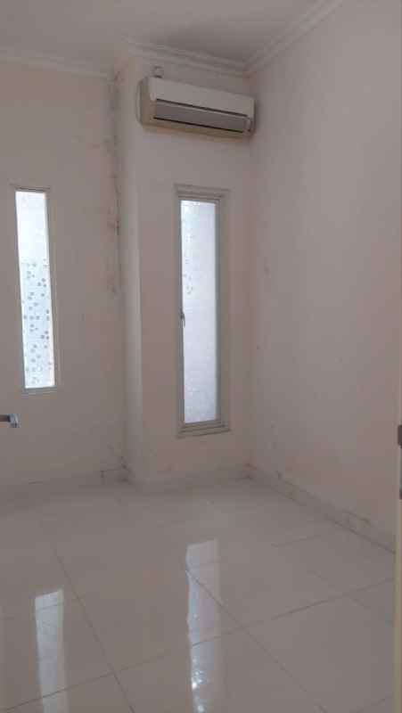 dijual rumah graha sukolilo regency