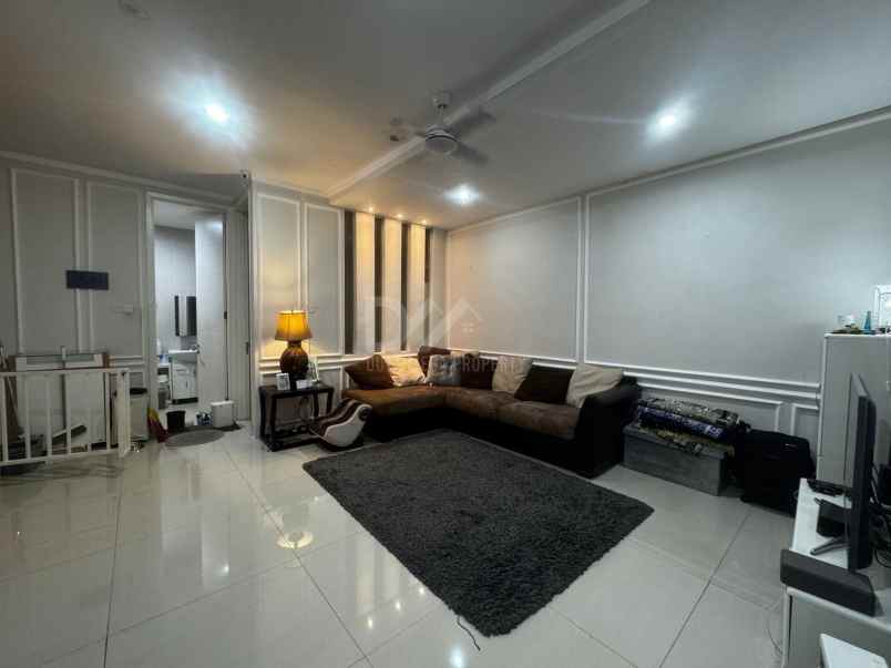 dijual rumah hook semi furnished di discovery bintaro