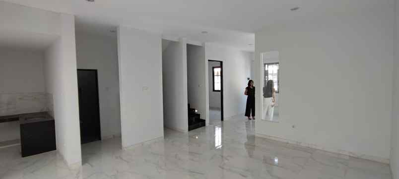 dijual rumah jalan citraland surabaya barat