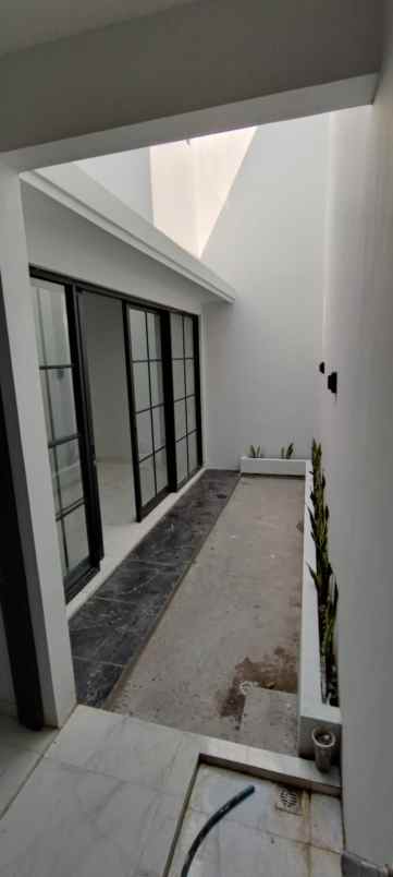 dijual rumah jalan citraland surabaya barat