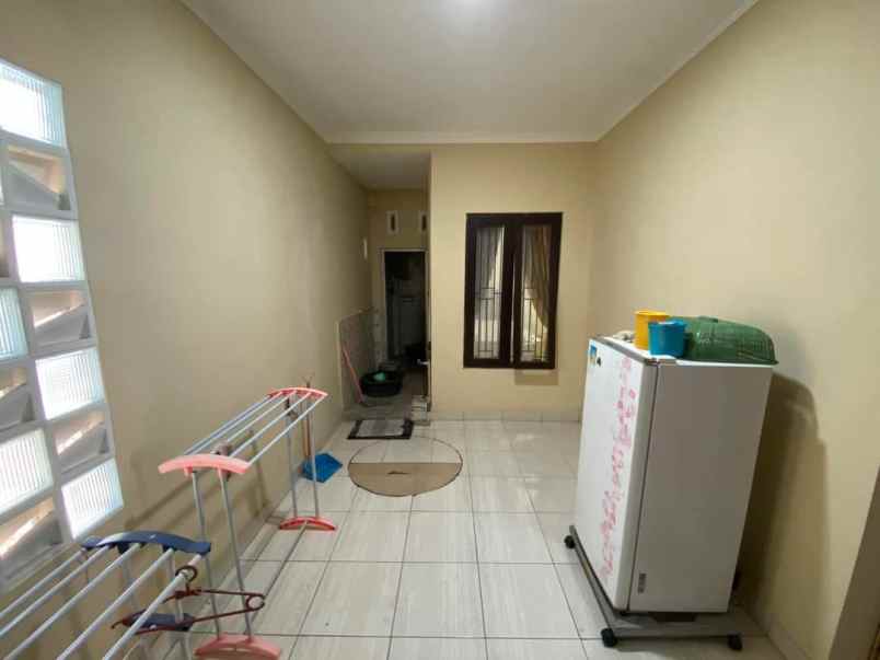 dijual rumah jalan raya lempongsari