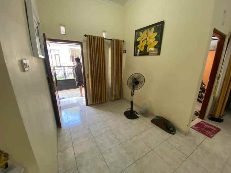 dijual rumah jalan raya lempongsari