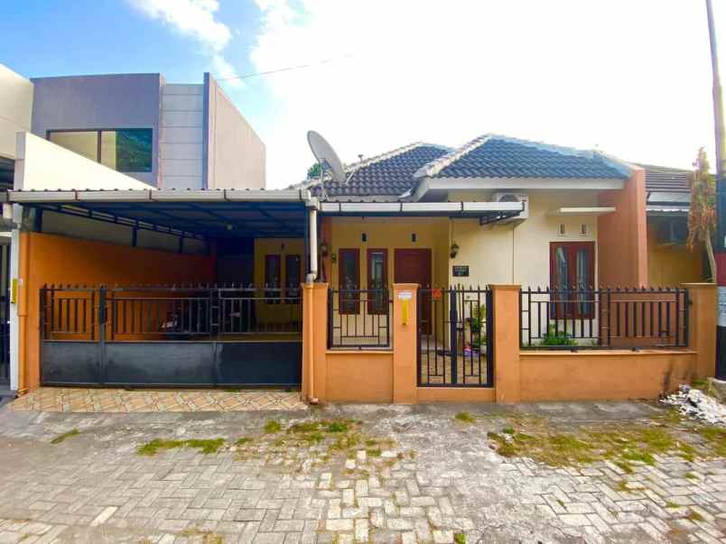 dijual rumah jalan raya lempongsari