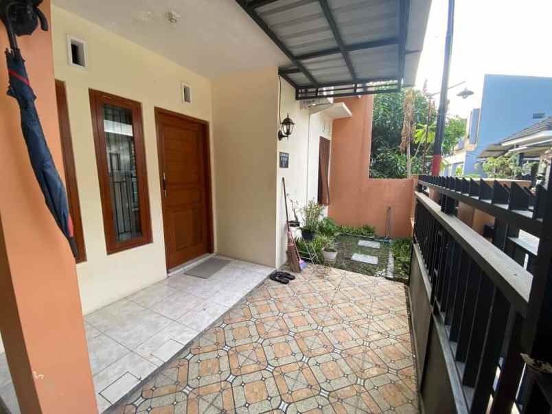 dijual rumah jalan raya lempongsari