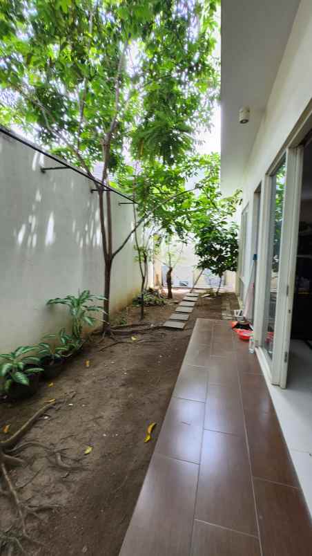 dijual rumah jalan royal residence