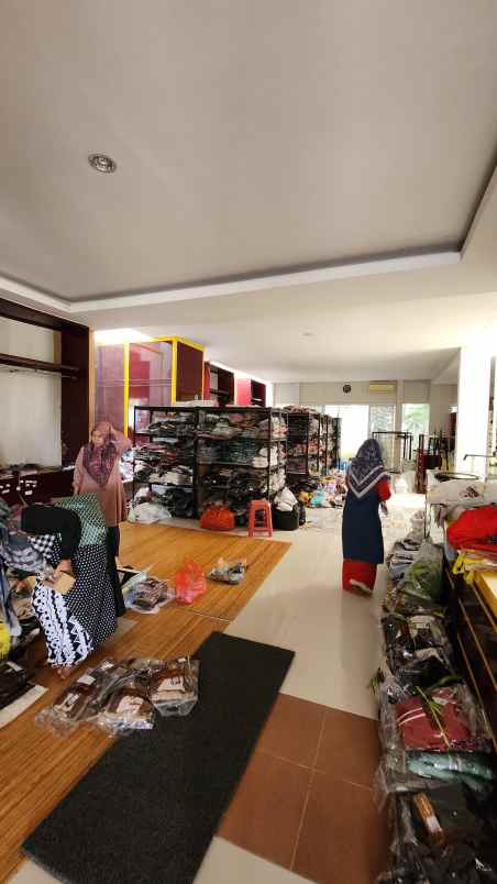 dijual rumah jalan royal residence