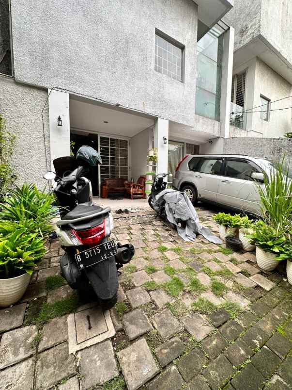 dijual rumah jl gatot subroto