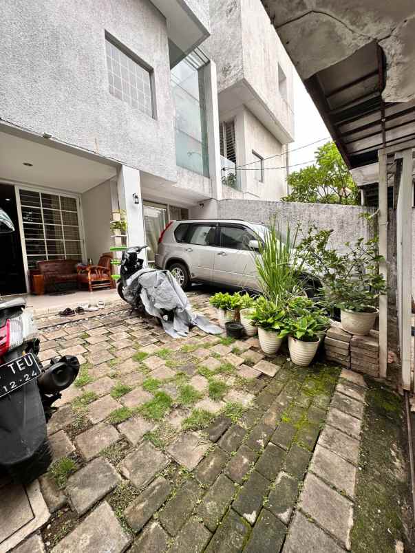 dijual rumah jl gatot subroto