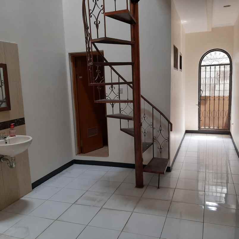 dijual rumah jl kelapa kopyor pondok