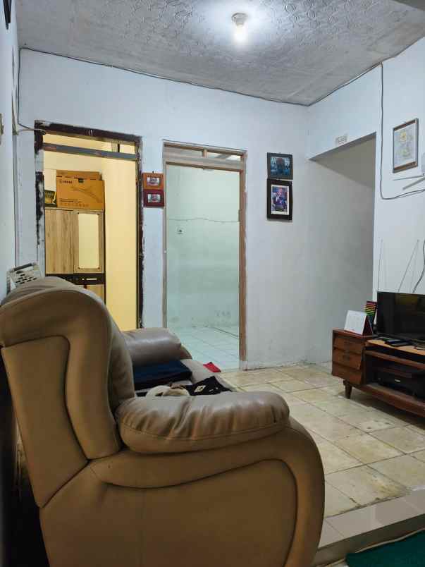 dijual rumah jl kihapit barat