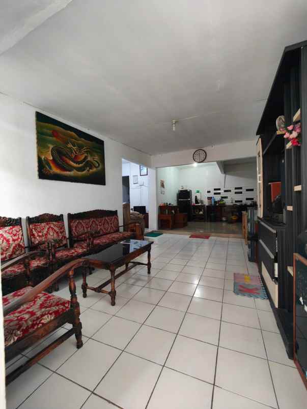 dijual rumah jl kihapit barat