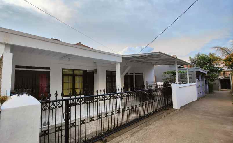 dijual rumah jl kihapit barat