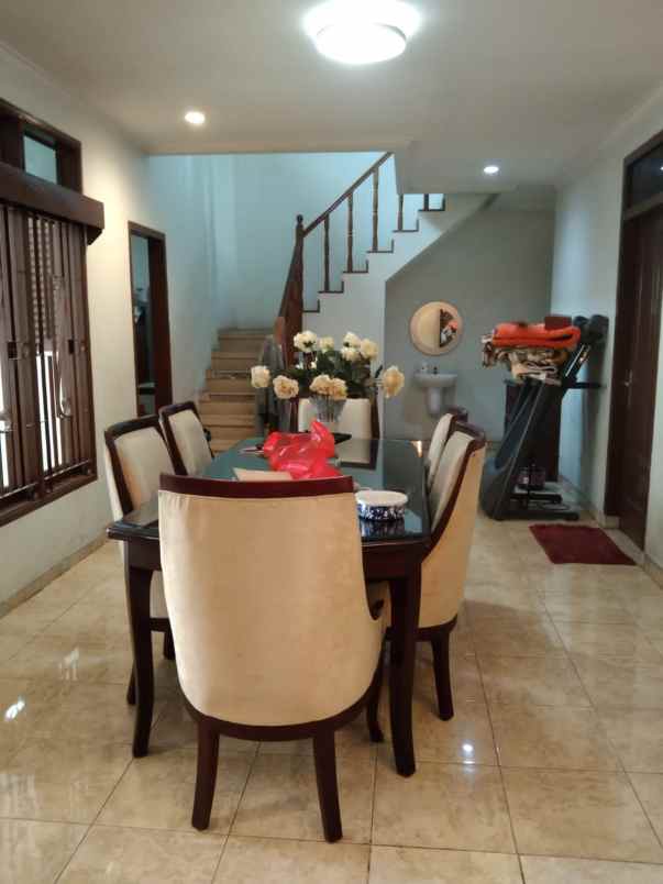 dijual rumah jl raya jatiwaringin