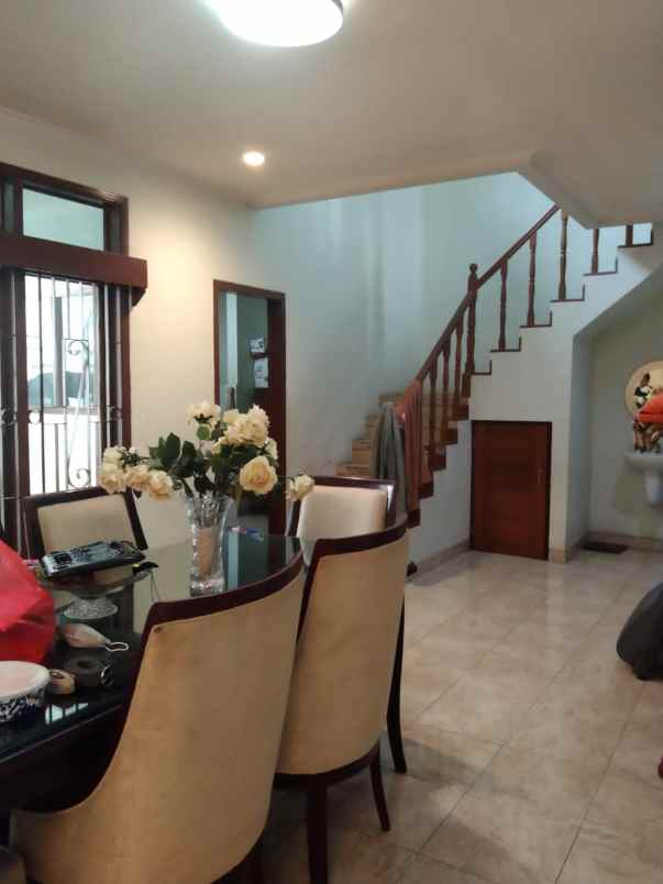 dijual rumah jl raya jatiwaringin