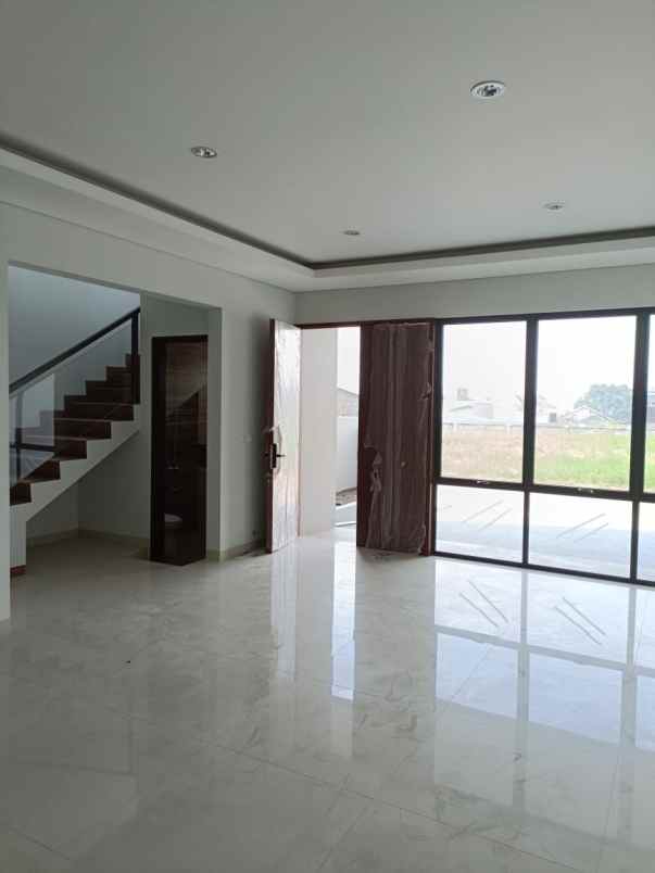 dijual rumah jl sarijadi setraduta