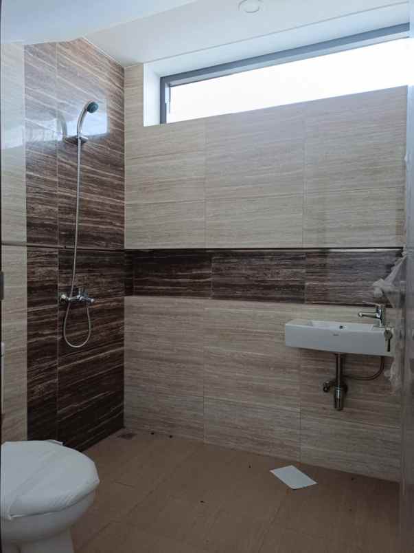 dijual rumah jl sarijadi setraduta