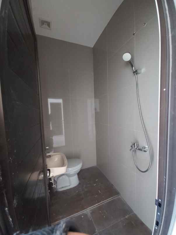 dijual rumah jl setia jatiwaringin