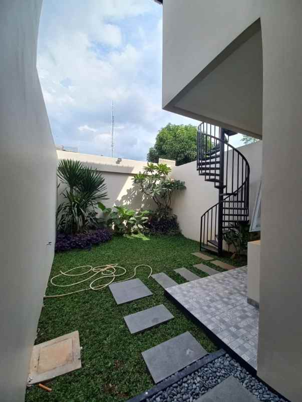 dijual rumah jl setia jatiwaringin