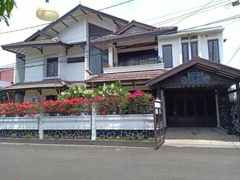 dijual rumah jl situsari