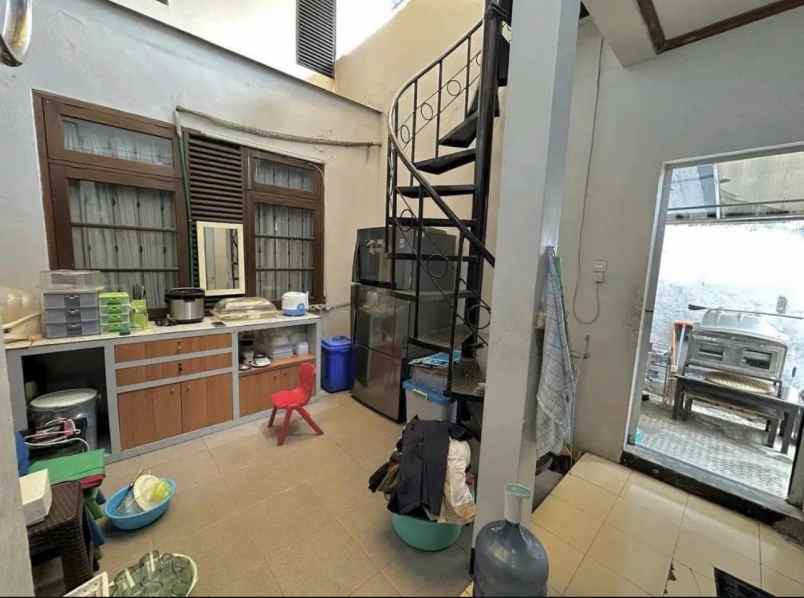 dijual rumah jl wisma menanggal