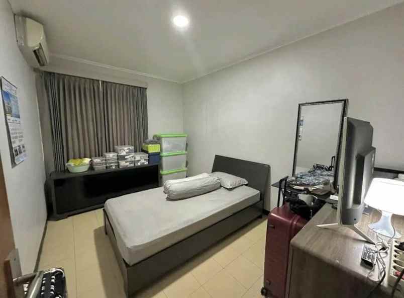 dijual rumah jl wisma menanggal