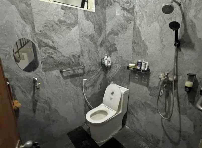 dijual rumah jl wisma menanggal