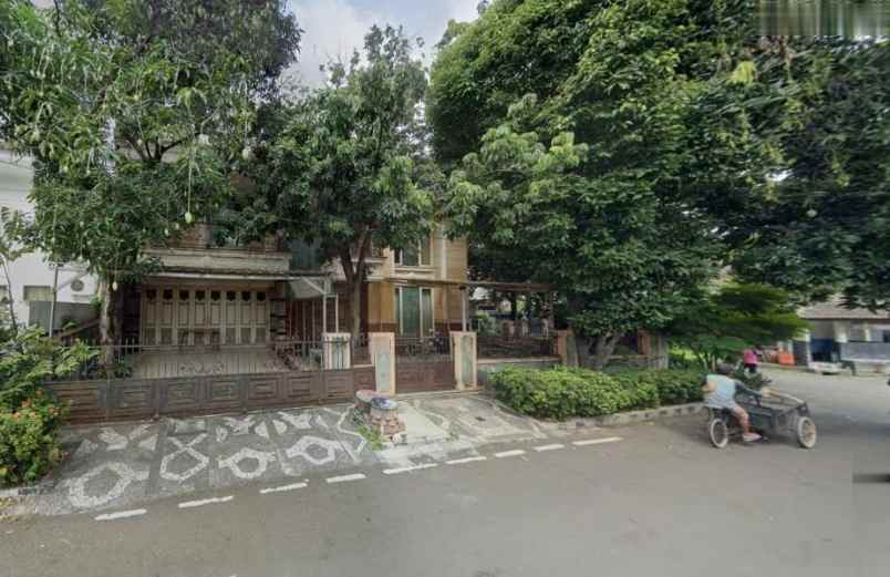 dijual rumah kayu putih