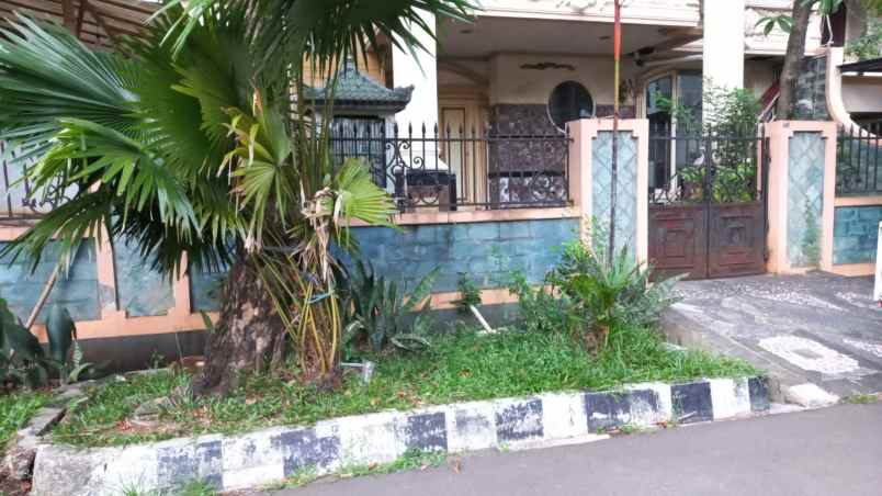 dijual rumah kayu putih
