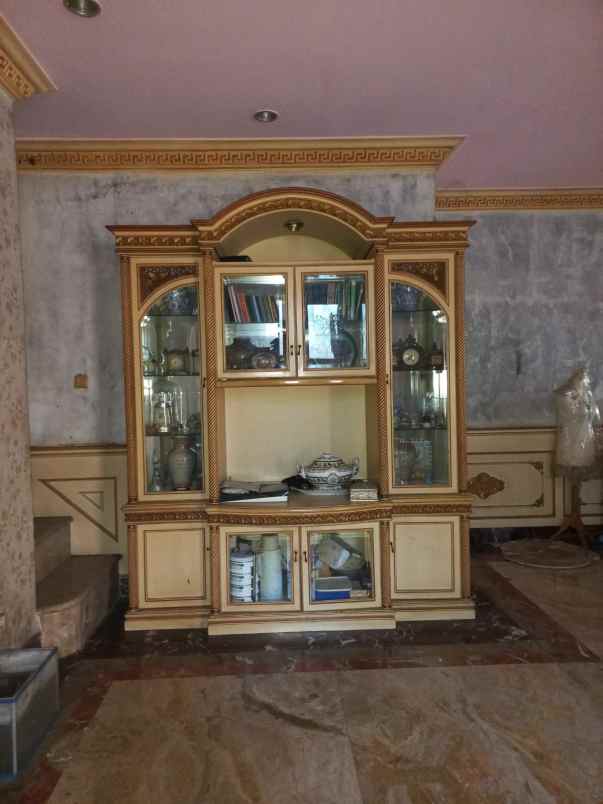 dijual rumah kayu putih