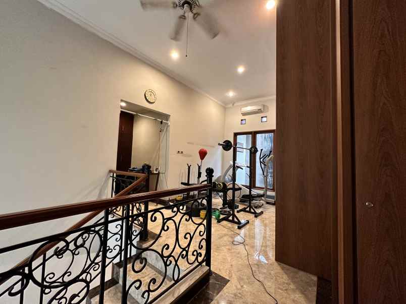 dijual rumah kebayoran baru