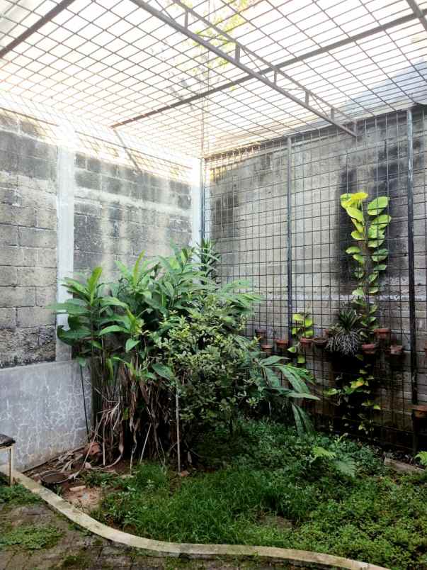 dijual rumah kencana loka