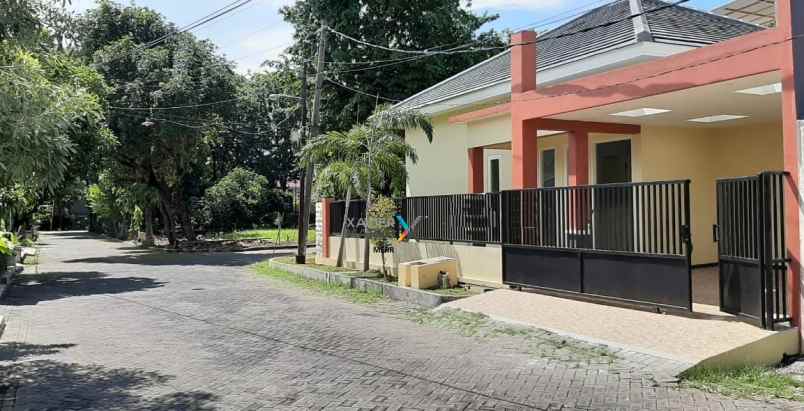 dijual rumah klampis semolo