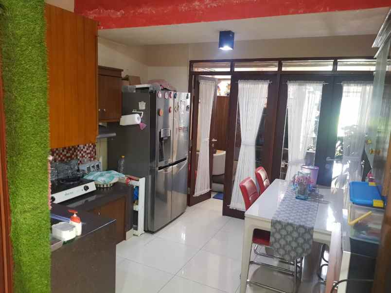 dijual rumah komplek awani