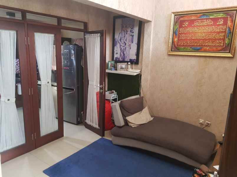 dijual rumah komplek awani