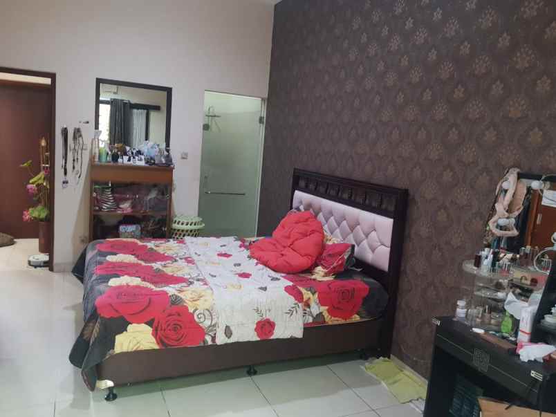 dijual rumah komplek awani