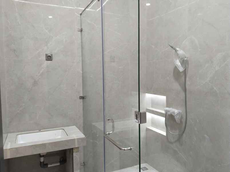 dijual rumah komplek billymoon pondok