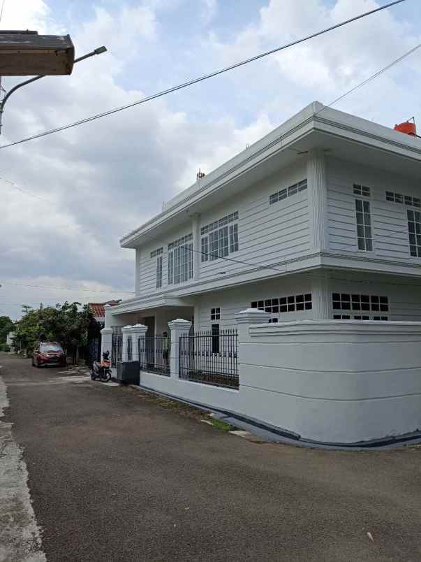 dijual rumah komplek guruminda