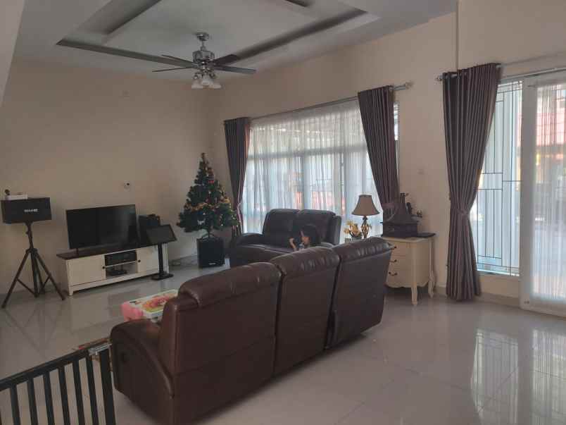 dijual rumah komplek royal view kel